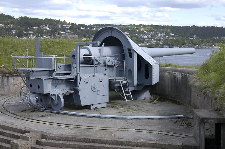 One of the two Oscarsborg 11 inch guns.