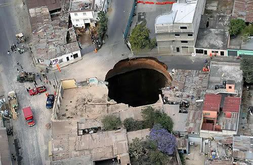 giant-sink-hole-guatemala.jpg