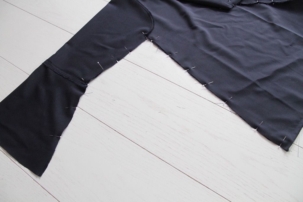 photo 9 Sleeve underseam pinned_zps3skpk2xt.jpg