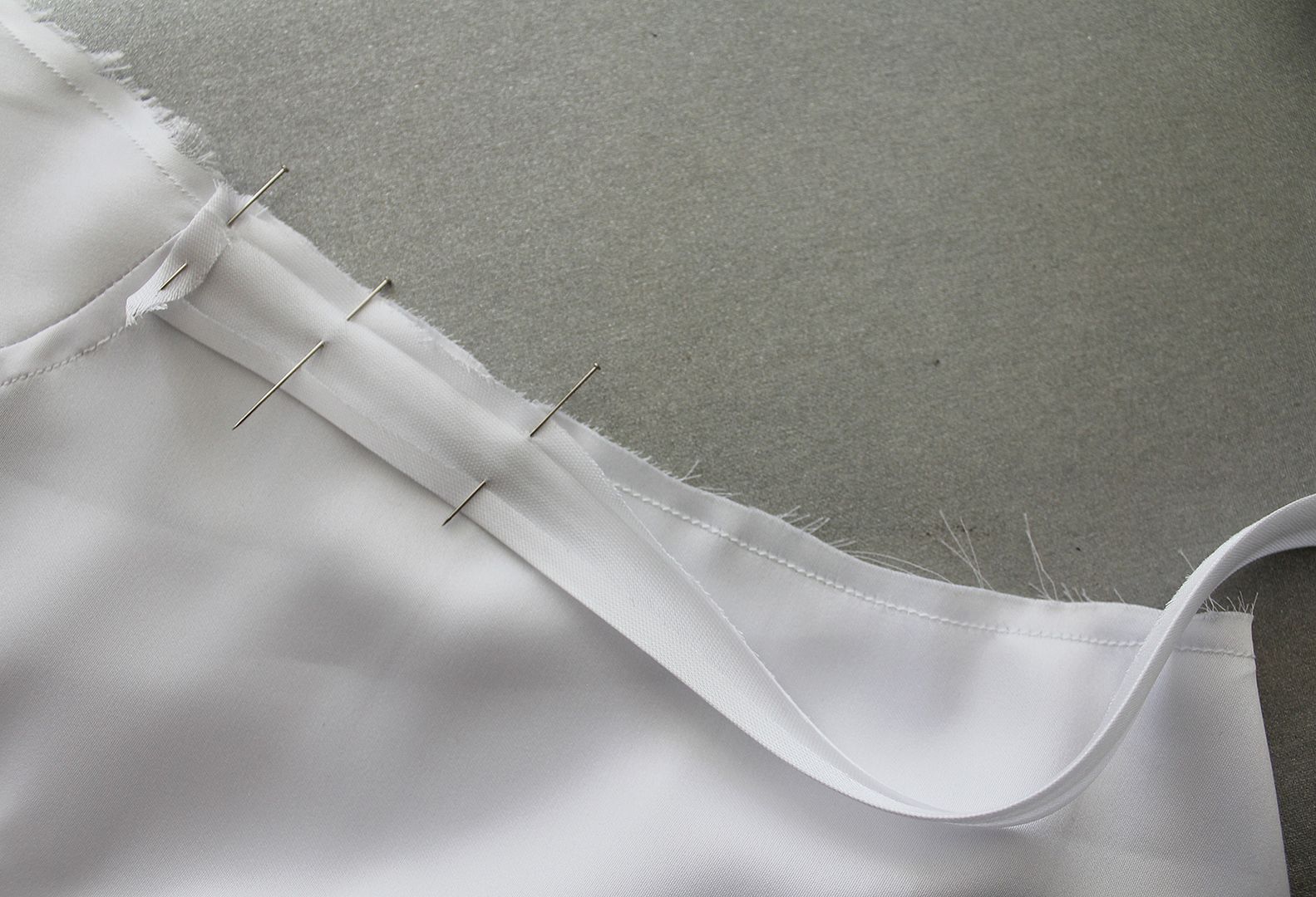 photo 4 Start pinning bias tape_zpszpppylcd.jpg