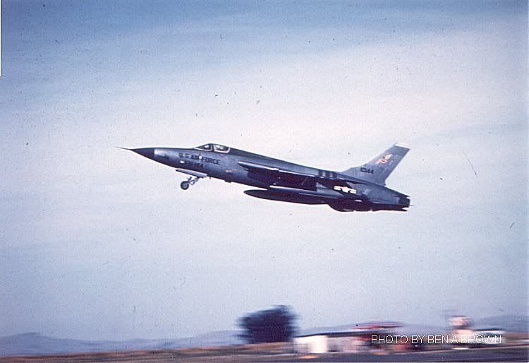 Thud_takeoffHamiltonAFB1964.jpg