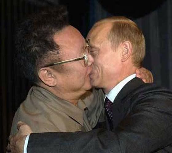 Вчера знакомый прислал смешное фото - Путен целуется в засос с ныне