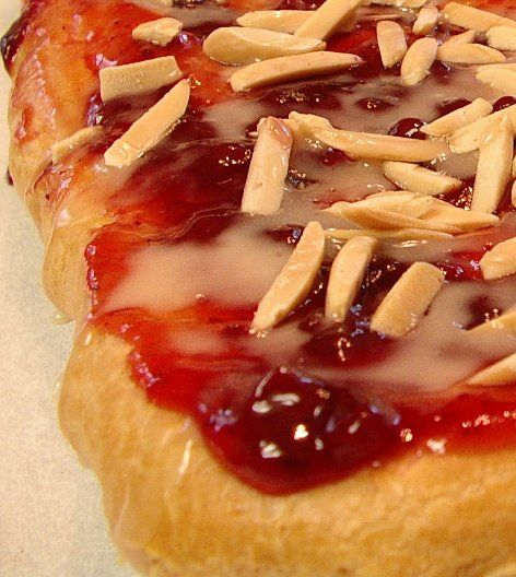 Wouldn't you love a bite of this almond puff loaf with lingonberry preserves? Almond puff loaf closeup