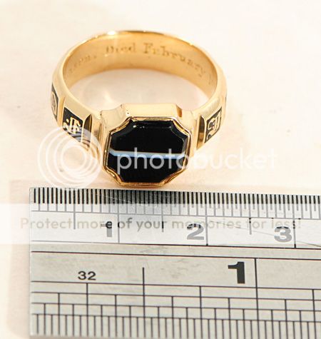 Victorian 18 Ct Gold Agate Enamel Mourning Ring 1862  