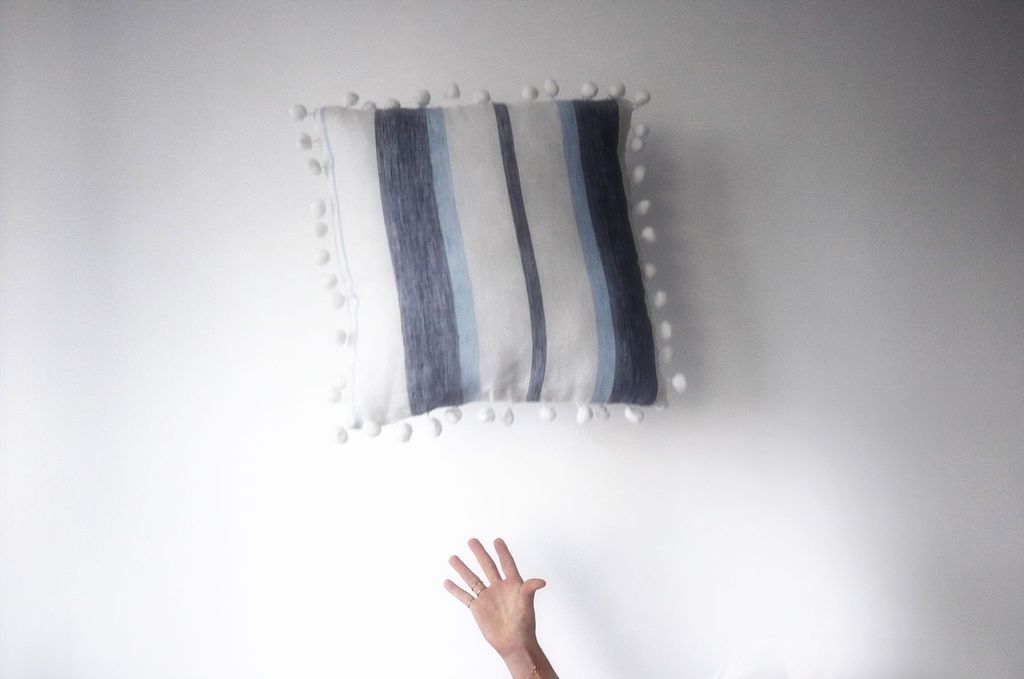 photo DIYPomPomPillow3_zpspar6xgle.jpg