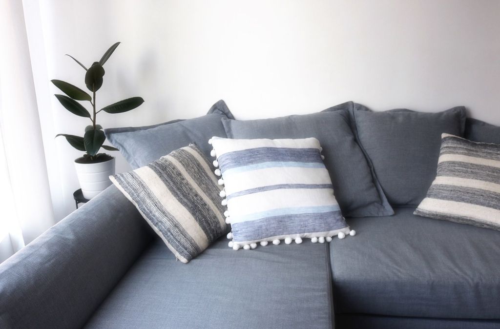photo DIYPomPomPillow_zpszbcoudqj.jpg